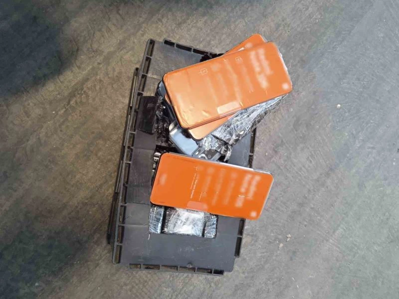 Habur Sınır Kapısı’nda akü içine gizlenmiş cep telefonları ele geçirildi
