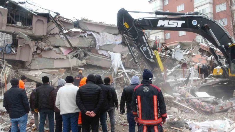 Malatya’da onlarca kişiye mezar olan iki binanın enkazı kaldırıldı
