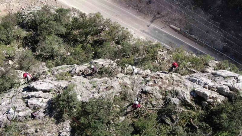 Endüstriyel dağcıların metrelerce yükseklikteki zorlu mesaisi dron ile görüntülendi
