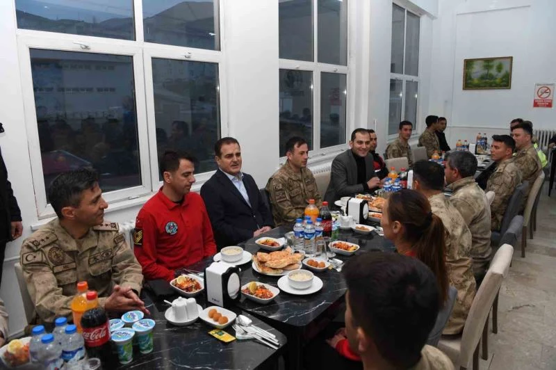 Vali Akbıyık, jandarma personeli ile iftar açtı

