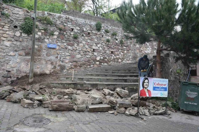 Akçakoca Mahallesi’nde merdivenler yenileniyor
