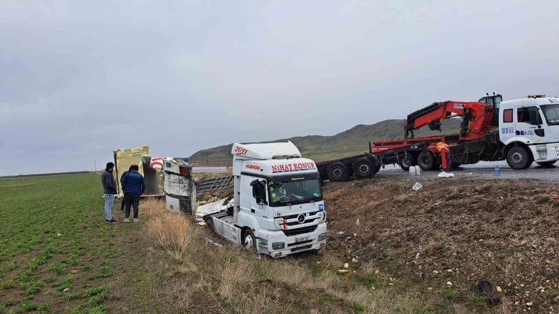 Pamuk yüklü tır şarampole yuvarlandı: 1 yaralı
