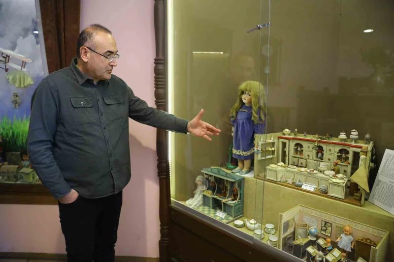 Sunay Akın kuruluşunda görev aldığı Oyuncak Müzesi’ni gezdi
