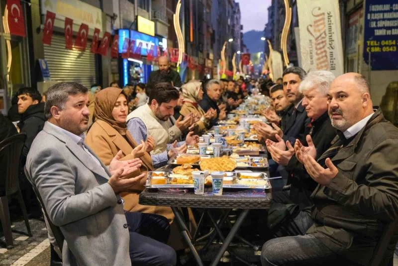 Tarihi cadde peyzaj çalışmasının ardından verilen iftar yemeği ile hizmete açıldı

