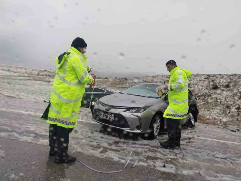 Dolu yağışı kazalara neden oldu, trafik durma noktasına geldi
