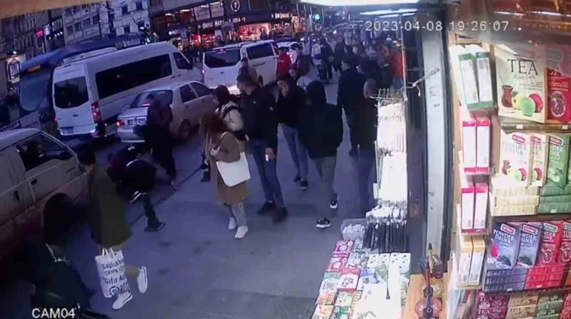 Fatih’te kadının cep telefonunu çalan kapkaççıyı vatandaşlar yakaladı
