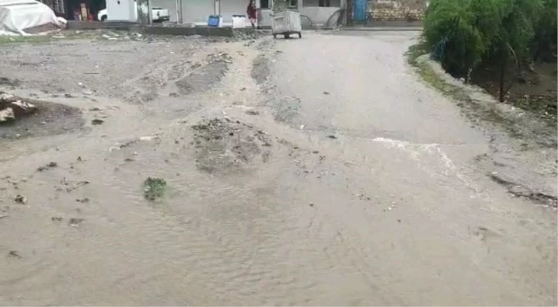 Silvan’da fırtına ve sağanak yağış etkili oluyor
