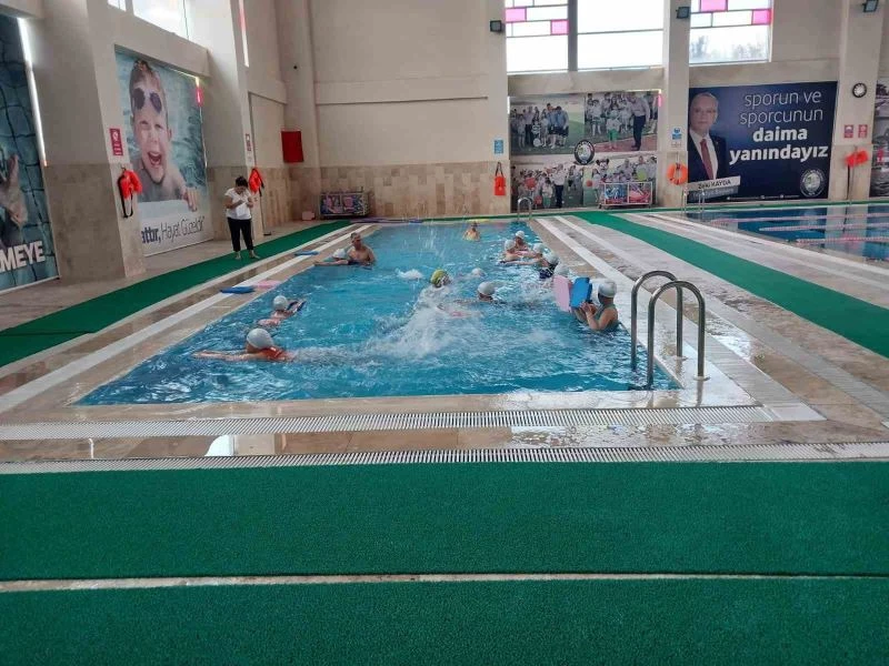 Salihli’de depremzede çocukların havuz keyfi
