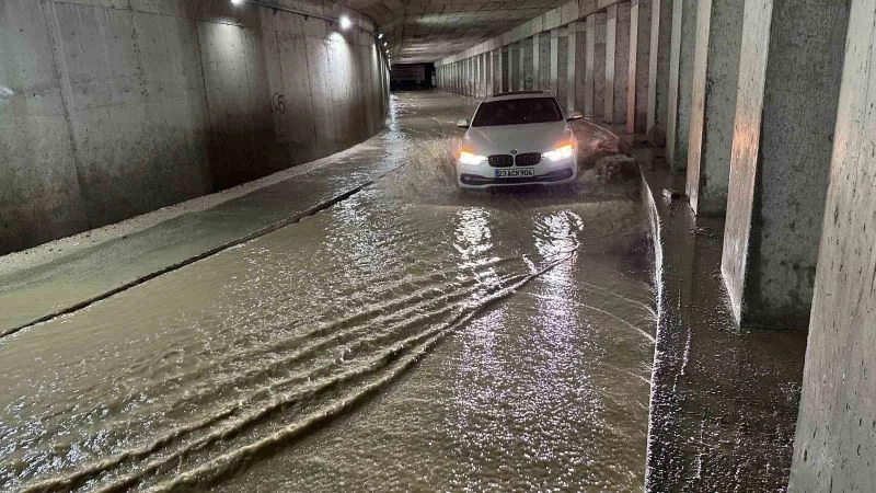 Elazığ’a şiddetli yağış: Rögarlar taştı, alt geçitleri su bastı
