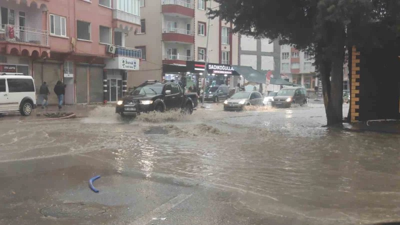Sağanak yağış Malatya’da sokakları göle çevirdi
