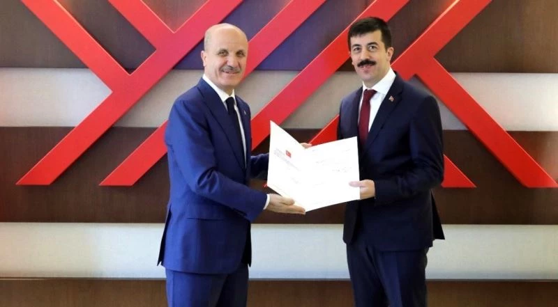 KSBÜ Rektörü Ahmet Tekin’in mazbatası YÖK Başkanı Erol Özvar tarafından takdim edildi
