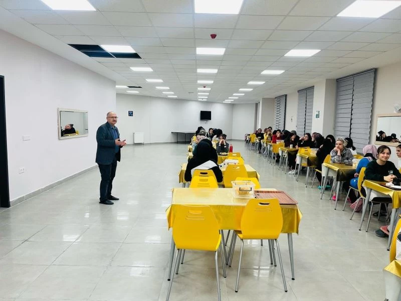 Gediz İlçe Milli Eğitim Müdürü Mahmut Bahadur öğrencilerle iftar yapmaya devam ediyor
