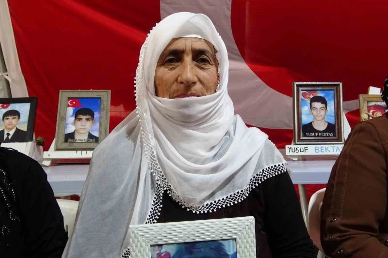 Evlat nöbetindeki gözü yaşlı anne: “8 yıldır terörle mücadele ediyorum