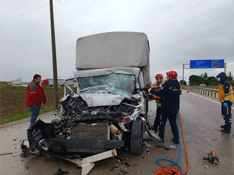 Tıra arkadan çarpan kamyonet sürücüsü sıkıştı
