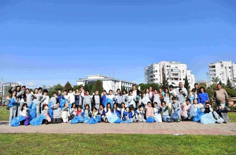 Minik eller çevre temizliği yaptı
