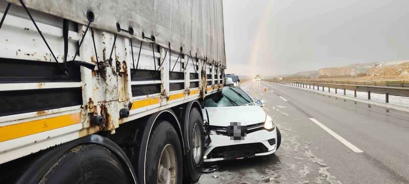 Otomobil tıra ok gibi saplandı: 1 yaralı
