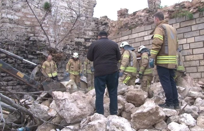 Fatih’te Silivrikapı surlarının bir bölümü yıkıldı: 1 ölü
