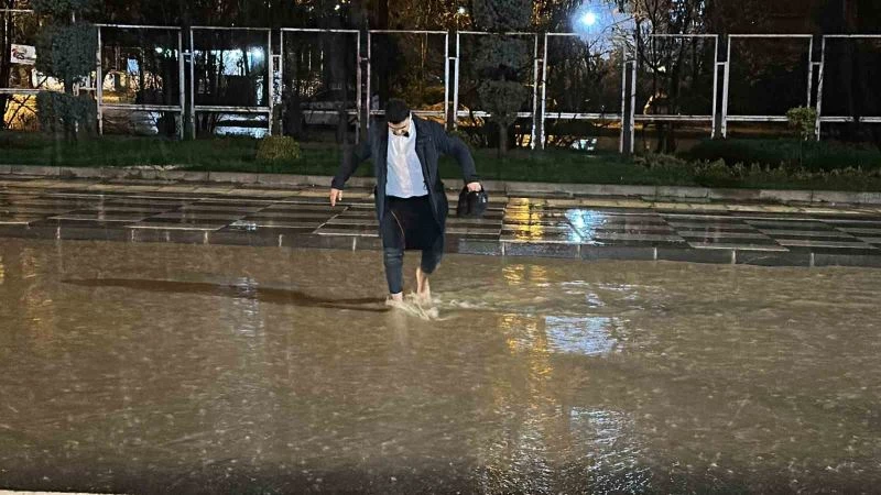 Elazığ’da sağanak yağışta yalın ayak yürüyüş
