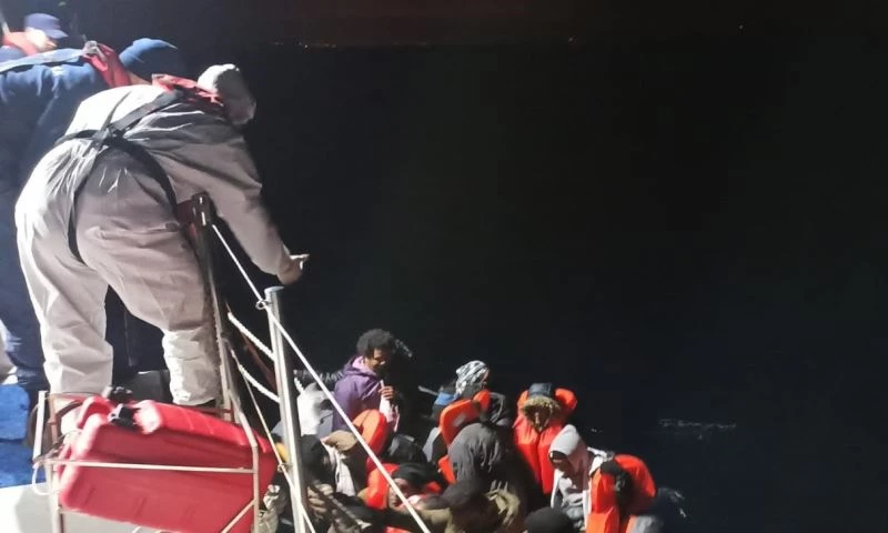 İzmir açıklarında 68 düzensiz göçmen kurtarıldı, 45’i yakalandı
