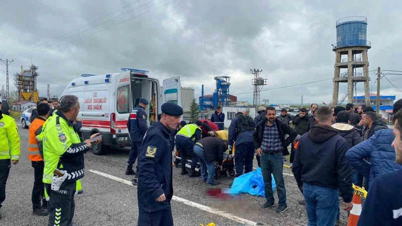 Diyarbakır’da ticari araç Karayolları çalışanlarına çarptı: 3 ölü, 1 yaralı
