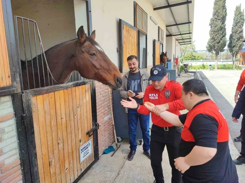 Down sendromlu çocuğun polis atıyla imtihanı
