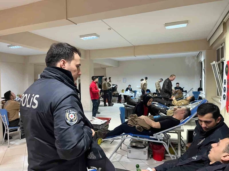 Bursa’da yüzlerce polis ve bekçi ‘Asgari düzey uyarısı’ yapan Kızılay’a kan dostu oldu

