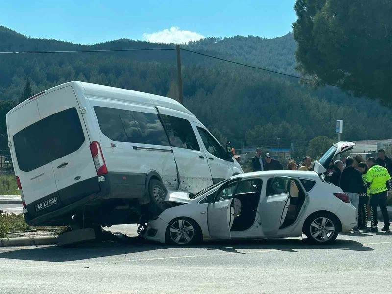 Ula kavşağında ilginç kaza
