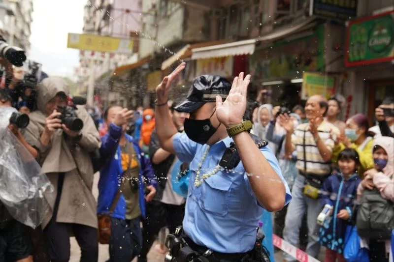 Hong Kong’da polise su sıkan 2 kişi gözaltına alındı
