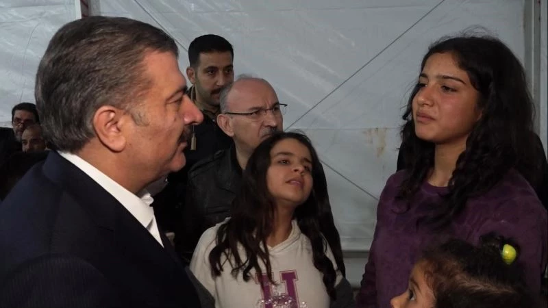 Depremzede çocuk Bakan Koca’yı duygulandırdı