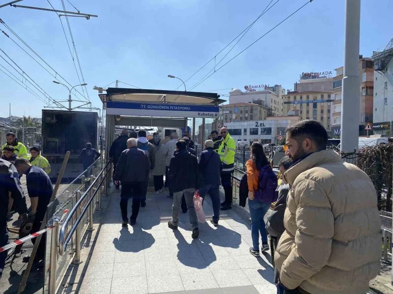 Güngören’de tramvay raydan çıktı
