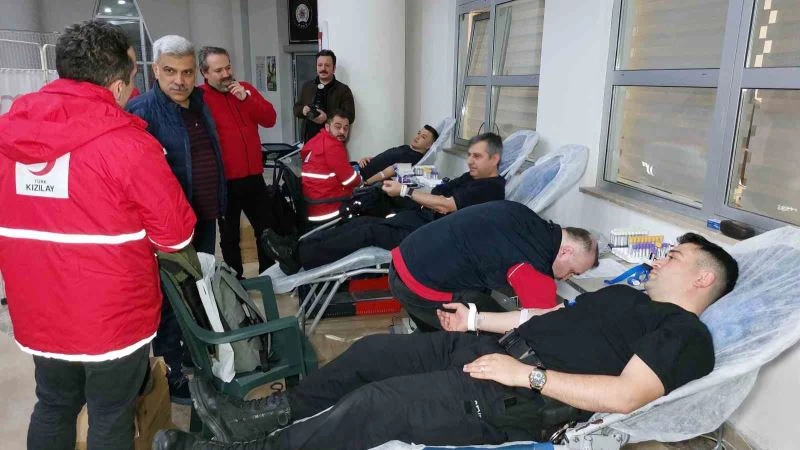 Samsun’da polisler Kızılay’a kan bağışında bulundu
