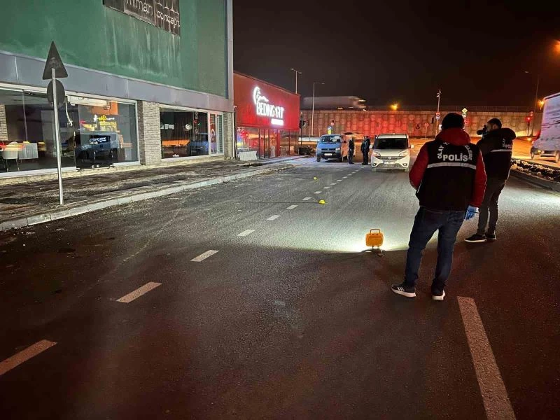 Araçtan ateşlenen tabancadan çıkan kurşunla yaralandı
