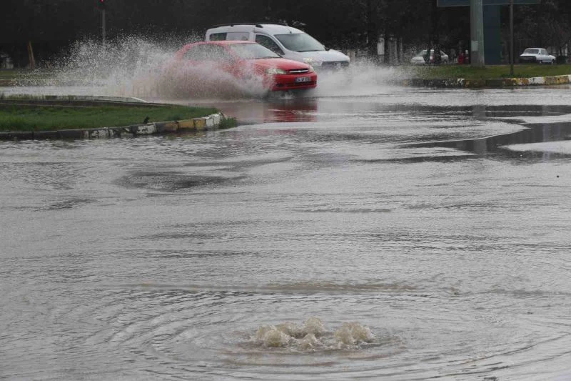 Erzincan’da sağanak yağış caddeleri suyla doldurdu

