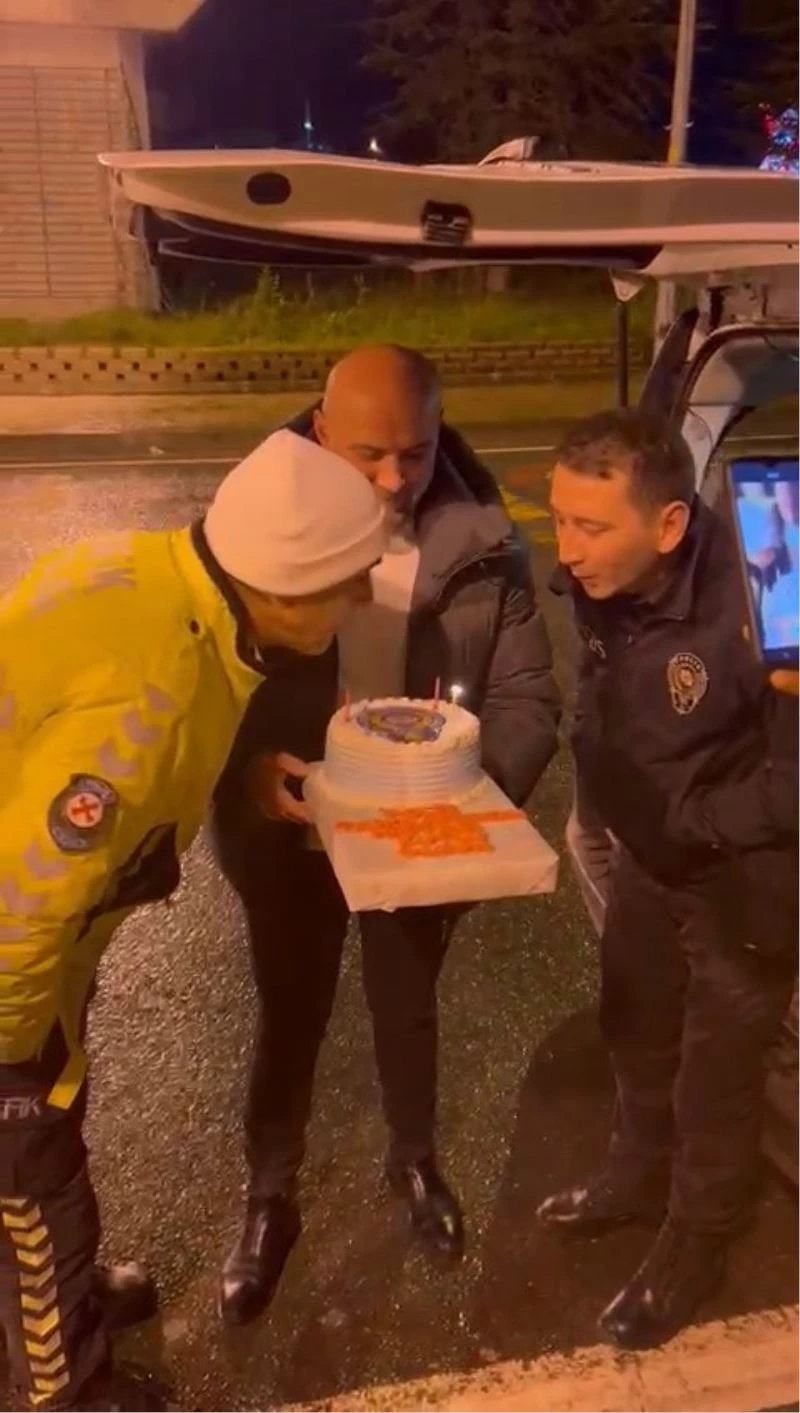 Uygulama yapan polis ekiplerine pastalı sürpriz
