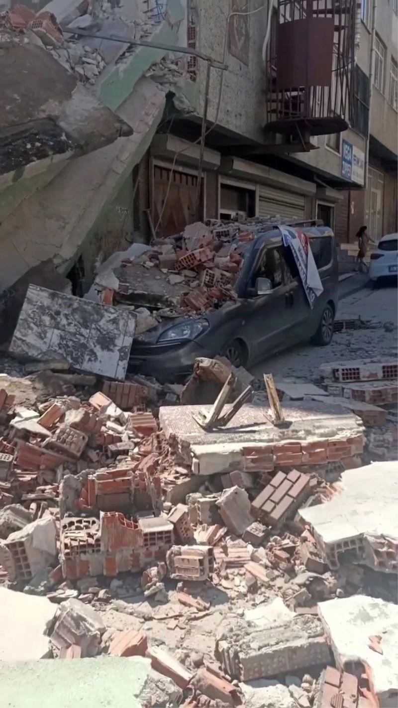 Güngören’de metruk bina araçların üzerine çöktü
