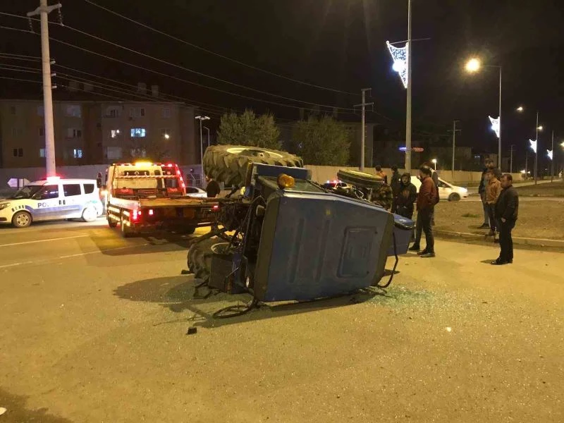 Iğdır’da otomobil traktöre çarptı: 6 yaralı
