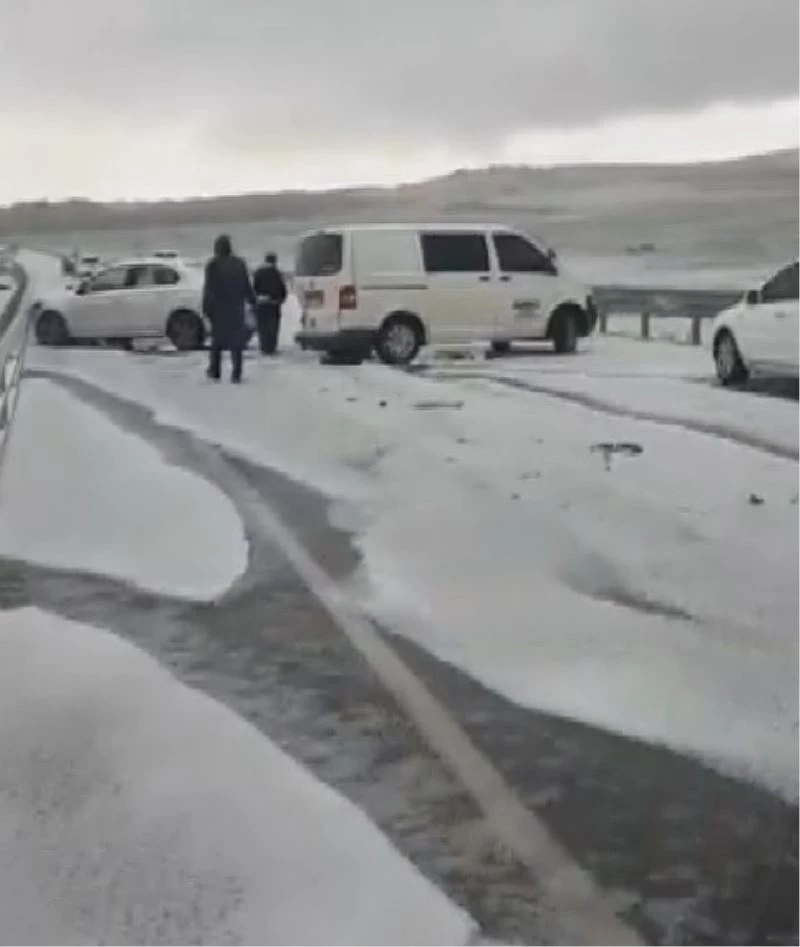 Gaziantep’te dolu yağışının beyaza bürüdüğü yolda zincirleme kaza
