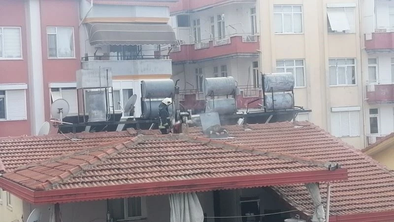 Manavgat’ta 3 katlı binanın çatısında çıkan baca yangını korkuttu
