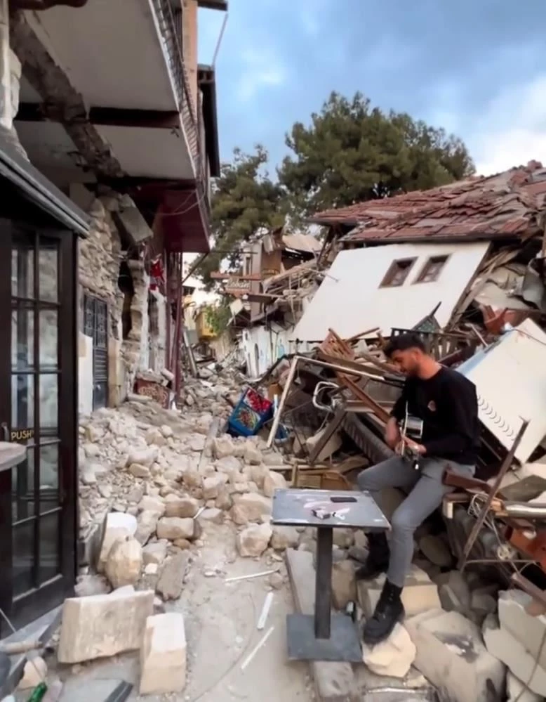 Depremde yerle bir olan eski Antakya sokaklarında 