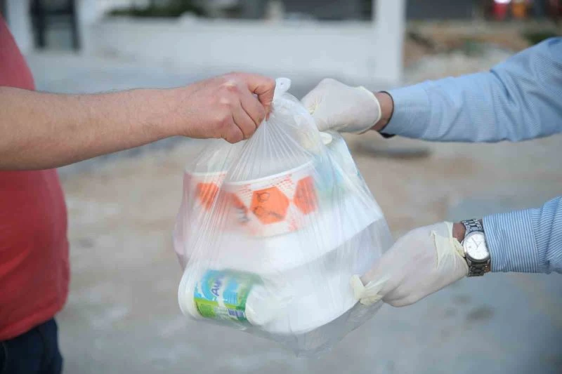 Merkezefendi’de depremzedelere sıcak iftar yemeği ulaştırılıyor
