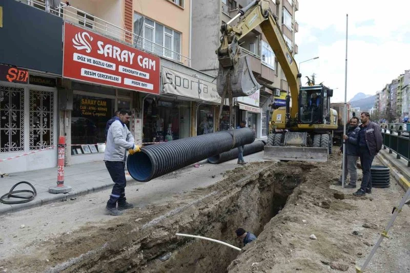 İstiklal Mahallesi yeraltı otoparkının altyapı çalışmaları yapılıyor
