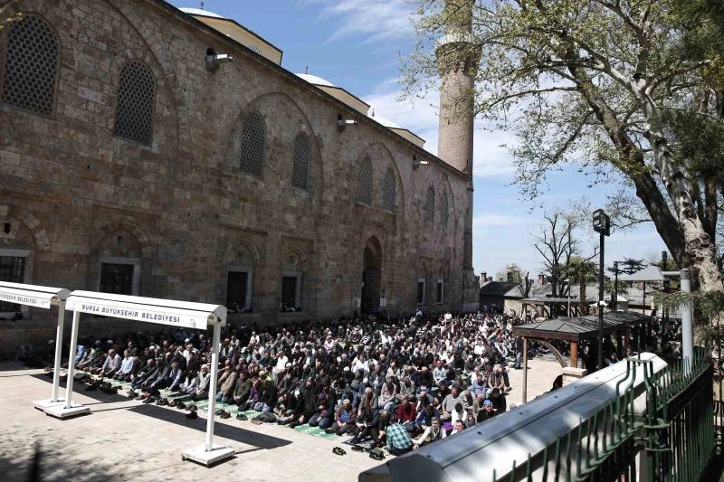 Ramazan ayının son cuması Bursa Ulucami doldu taştı
