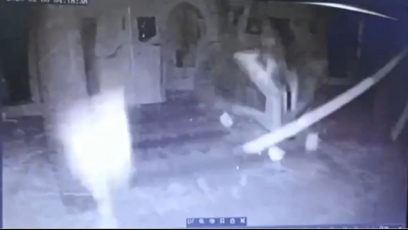 Kahramanmaraş depreminde 600 yıllık tarihi caminin yıkıldığı anlar kamerada
