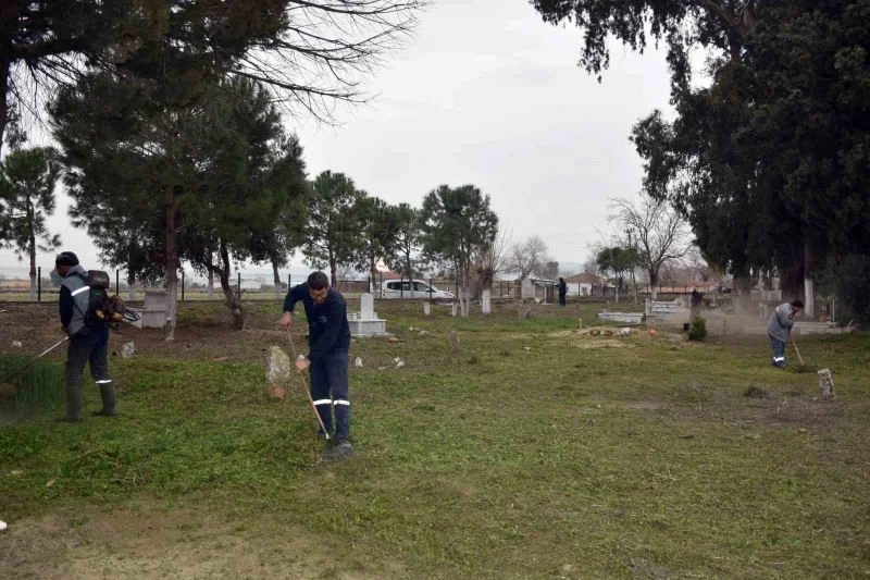 Germencik’teki mezarlıklarda bayram temizliği
