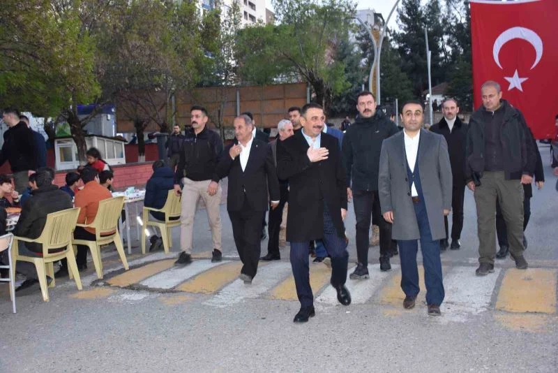 Siirt Valisi Hacıbektaşoğlu, vatandaşlarla iftar sofrasında bir araya geldi
