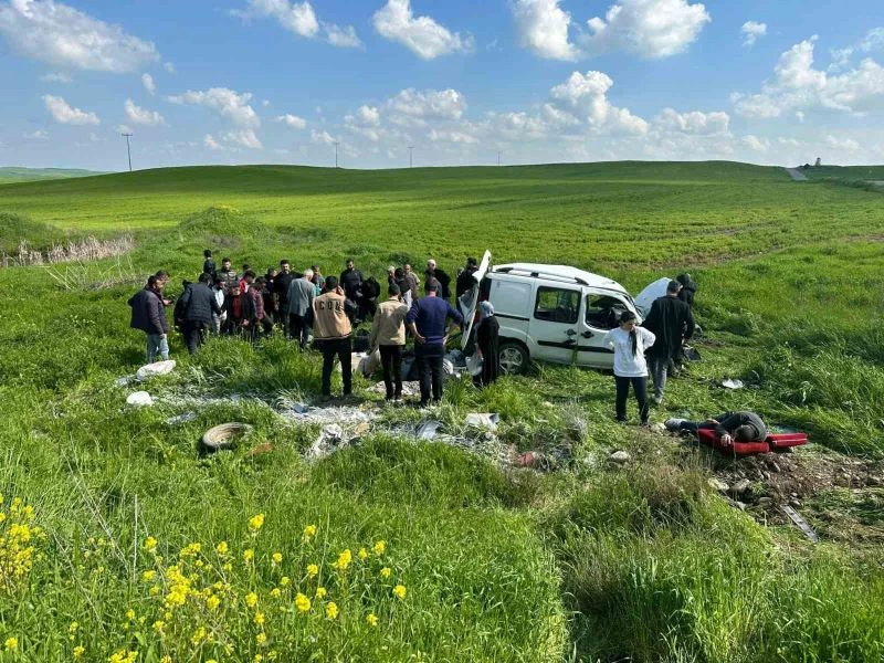 Diyarbakır’da otomobil tarlaya uçtu: 3’ü ağır 4 yaralı
