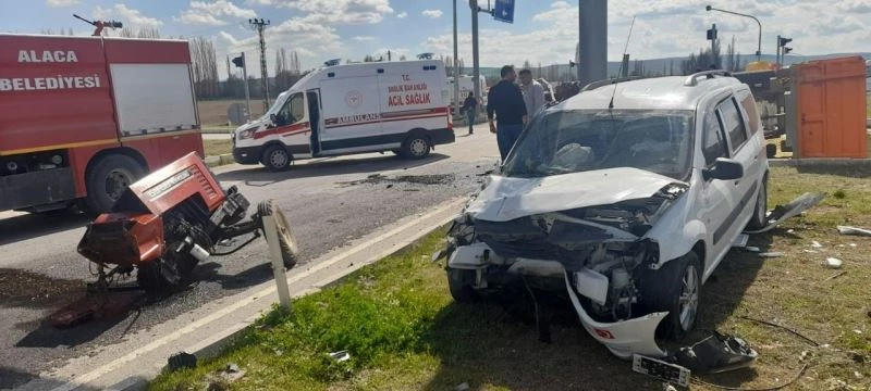 Otomobille çarpışan traktör ikiye ayrıldı
