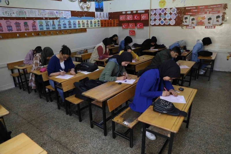 Haliliyeli gençler üniversite sınavına hazırlanıyor

