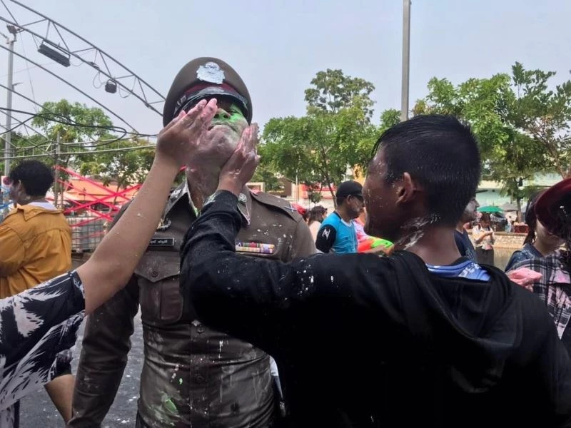 Tayland Başbakanı su savaşına katıldı
