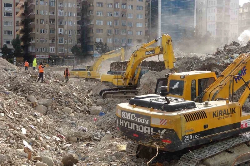 Diyarbakır’da enkaz kaldırma çalışmaları devam ediyor
